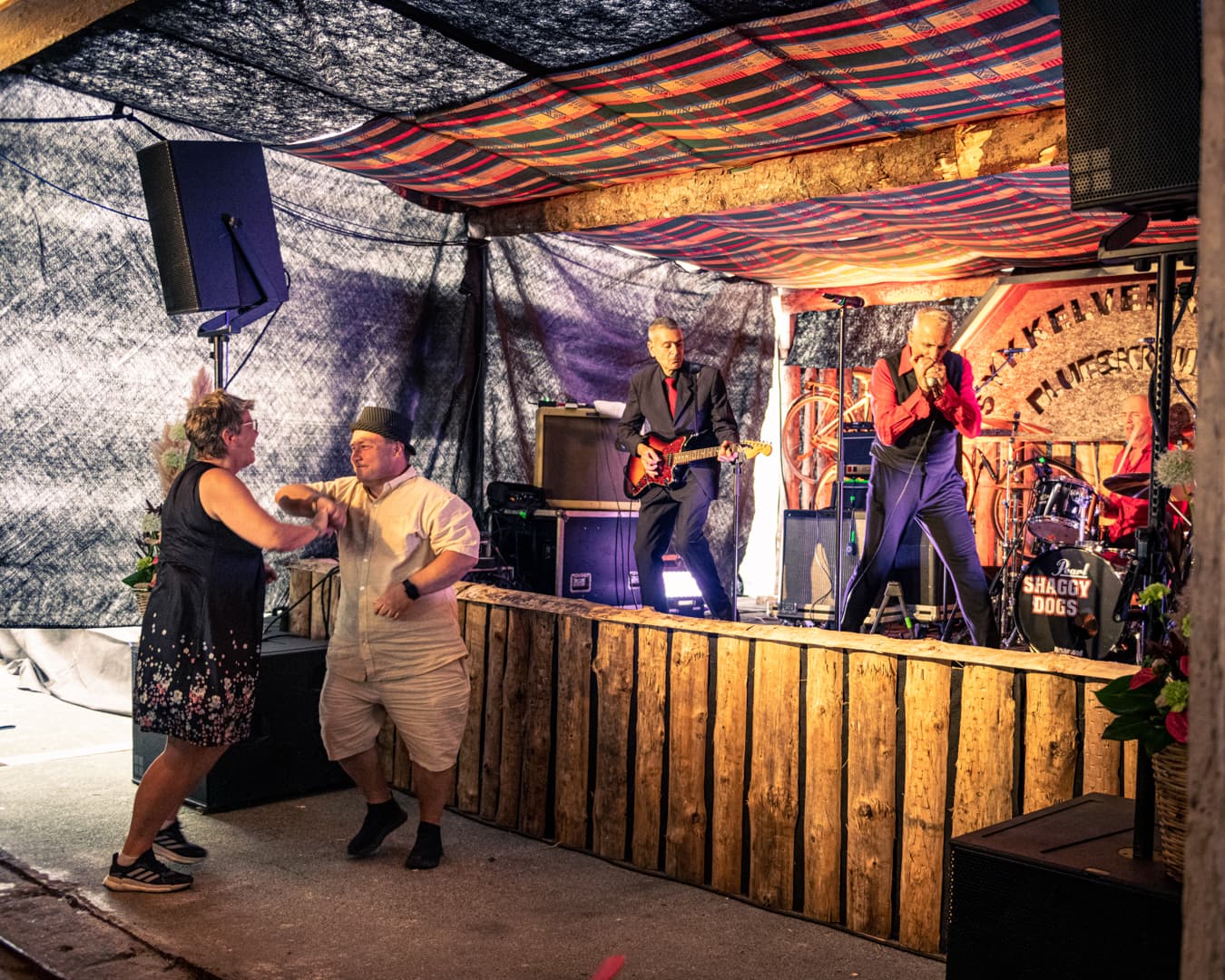 Publikum som danser foran scenen i Sykkelverkstedet.